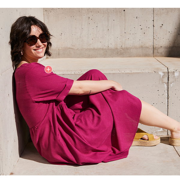 Leinenmix-Kleid, A-Line, mit Rundhalsausschnitt und Halbarm mit Umschlag. Gekräuselte Quernaht für die feminine Rockweite. 2 seitliche Taschen.
