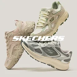 Drei schwebende Sportschuhe in Beige-Rosa, Beige-Grün und Grau-Weiß, vor einem schlichten hellen Hintergrund präsentiert.