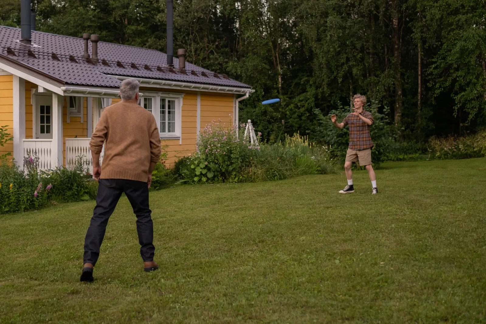 Dad playing frisbee with kids