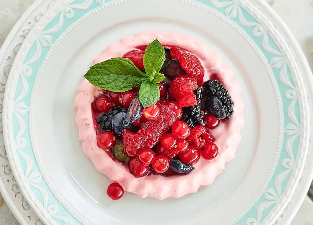 Mascarpone-Erdbeer-Parfait mit Beerensalat