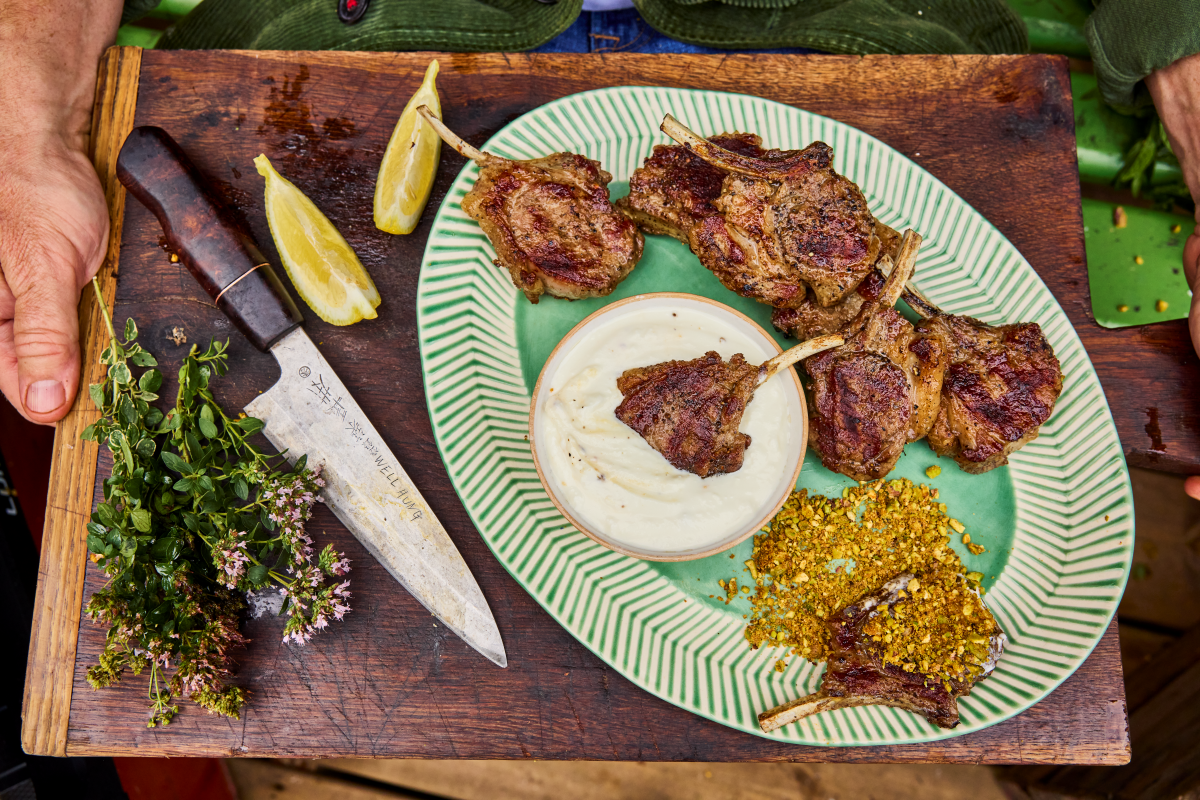 Côtelettes d’agneau grillées feta fouettée & pistaches concassées by Jamie Oliver