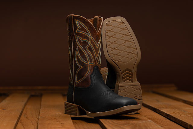 Daymoney 11" Western in black.