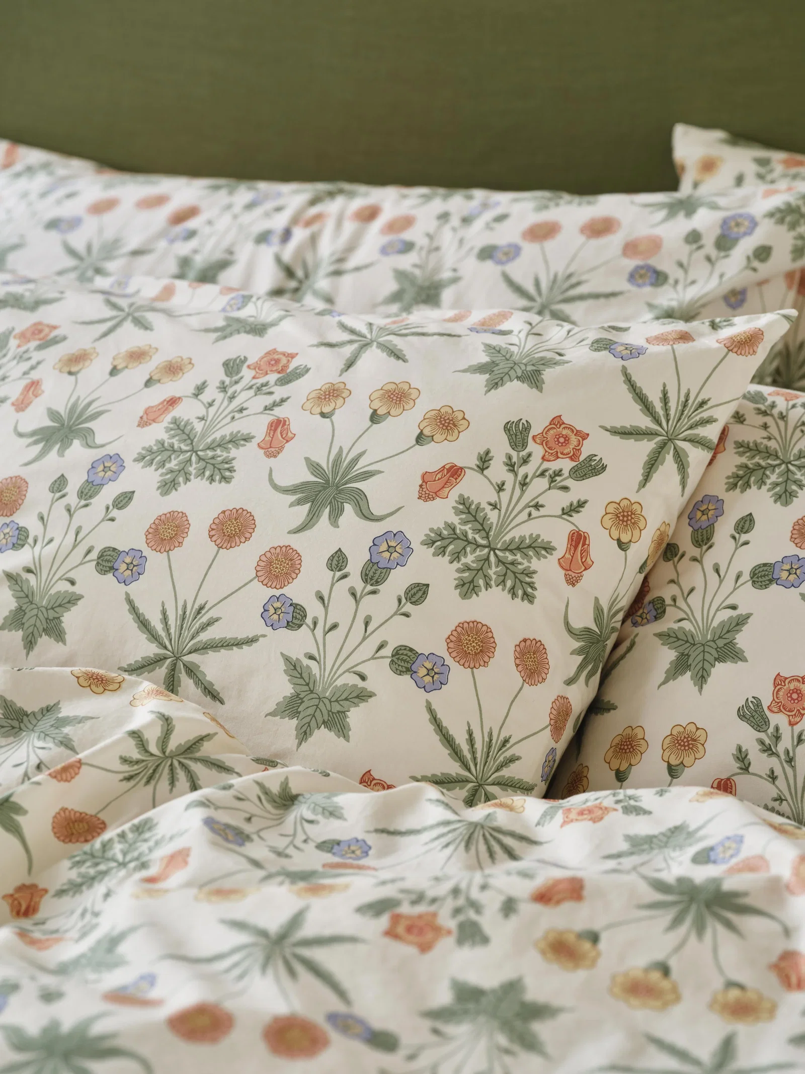 Image of Sage & Mindful Cream Daisy Cotton Pillowcases (Pair)