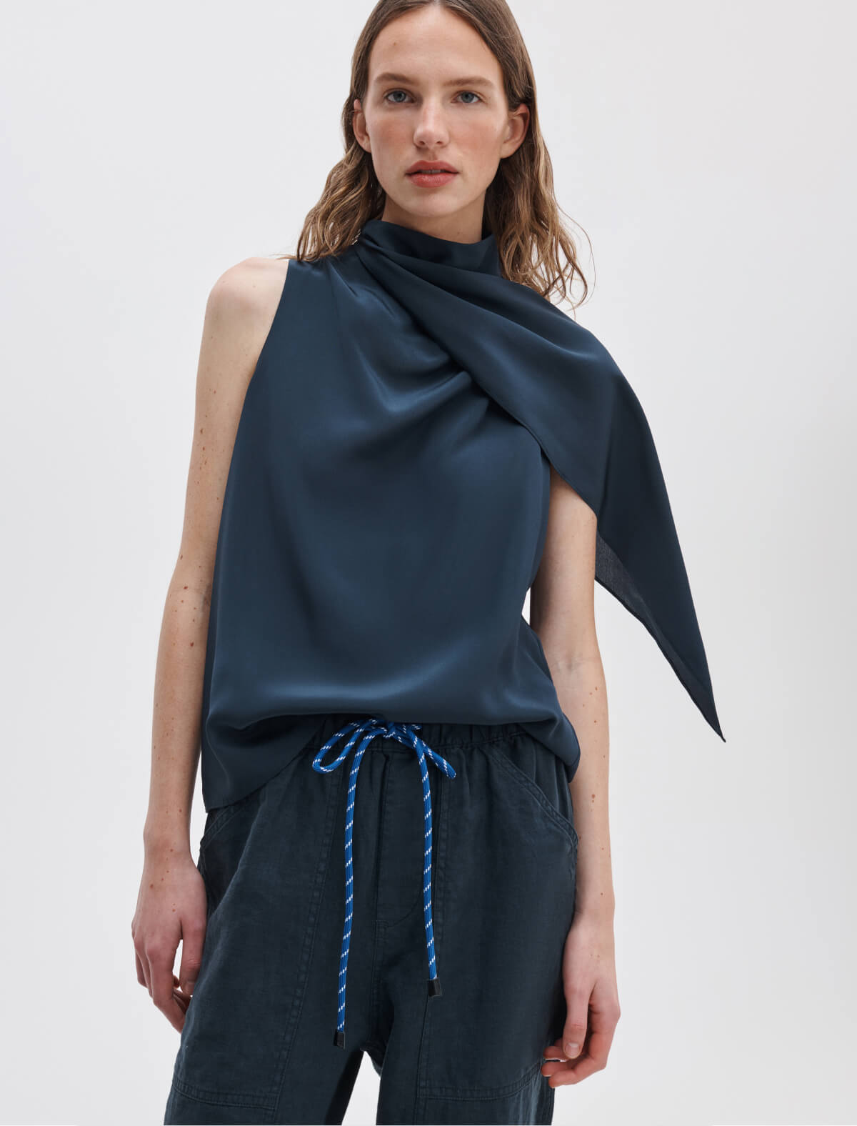 In navy, the Atlas pant is made for evenings out. Add organza shirting, silk tops, and heels for an elevated take on after-hours dressing.
