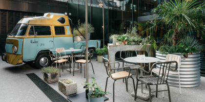 A retro truck anchors the courtyard at Ruby Luna Hotel Düsseldorf.