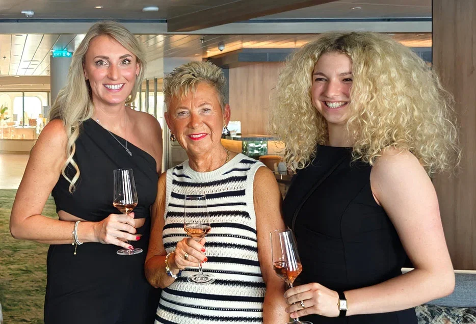 Die Taufpatinnen der Mein Schiff Flow: Anabelle, Karin und Julia