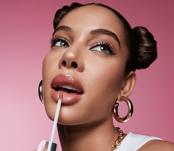Model applying Full on lip Polish
