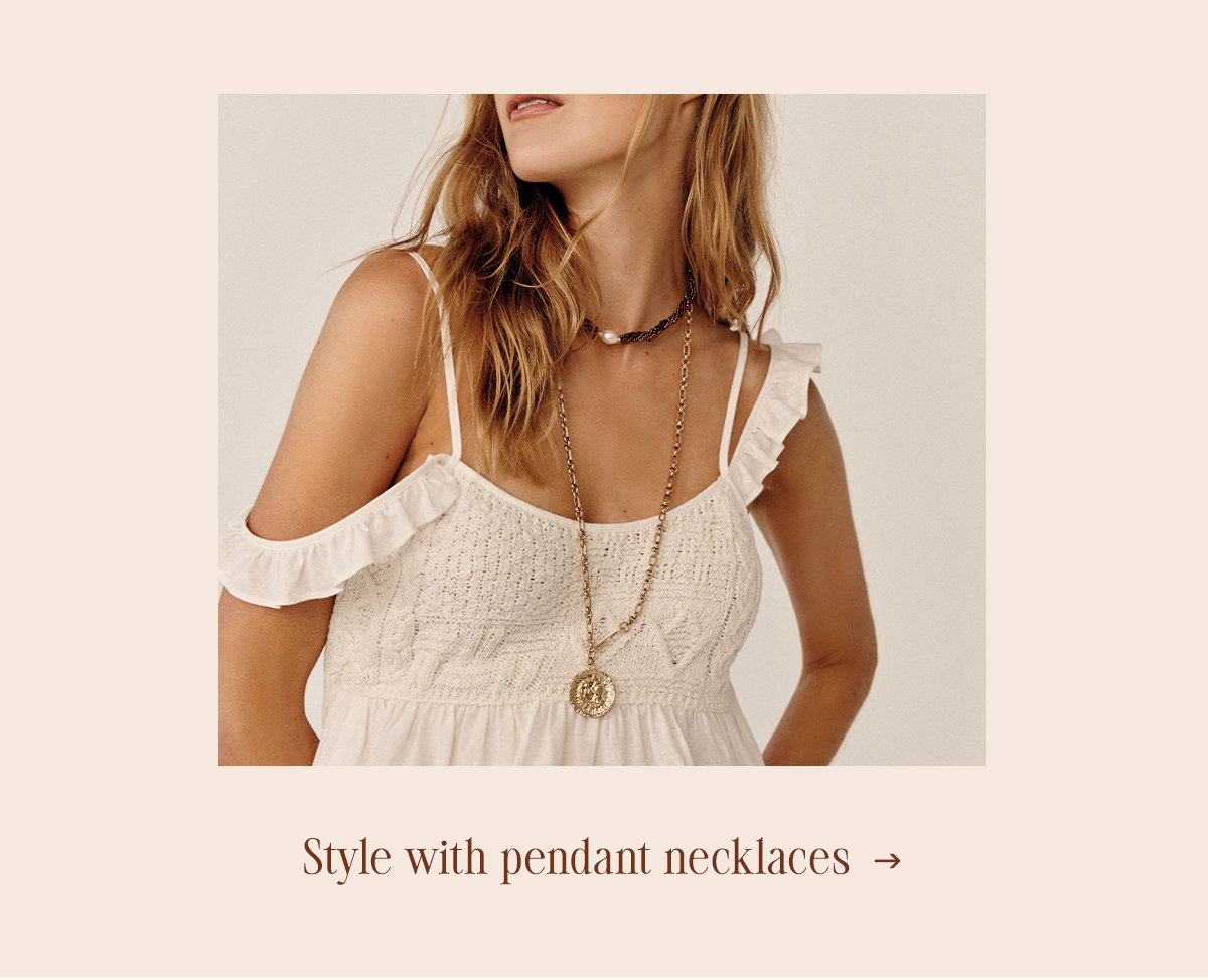 style with pendant necklaces
