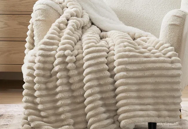 Top-rated accent pillows & cozy throws