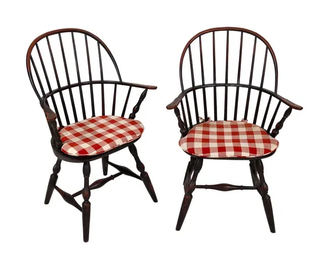 PAIR OF WINDSOR BOW-BACK ARMCHAIRS Probably Connecticut, Circa 1780 Back heights 37.5