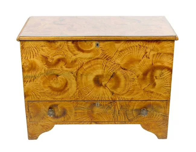 SUPERB PAINT-DECORATED PINE BLANKET CHEST New England, Circa 1810-1820 Height 30.75