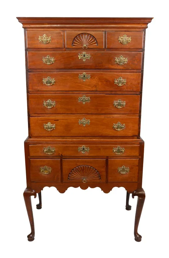 QUEEN ANNE WALNUT FLAT-TOP HIGHBOY New England, Mid-18th Century Height 73.5