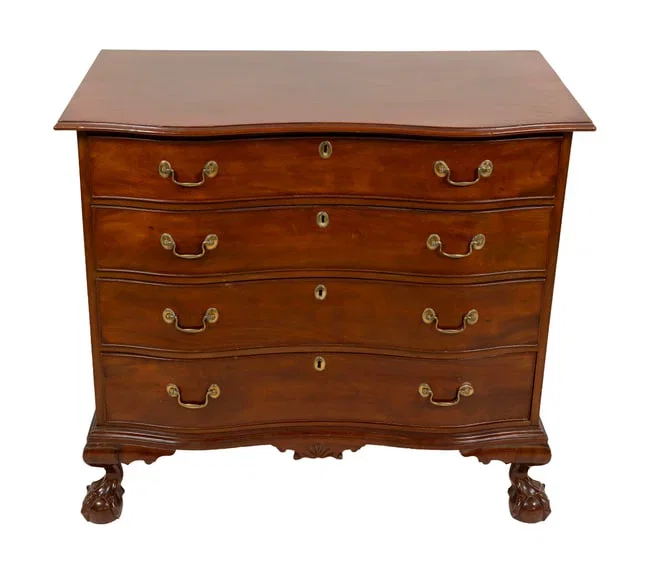 CHIPPENDALE MAHOGANY AND BIRCH SERPENTINE-FRONT CHEST Circa 1780 Height 35