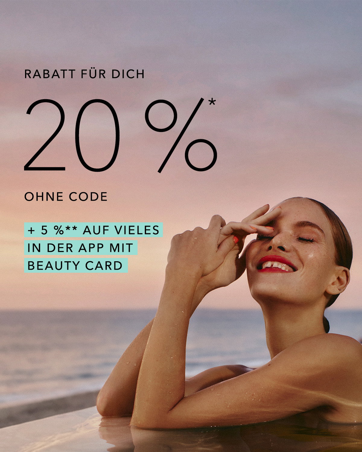 Werbebild mit einer lächelnden Frau am Pool vor Meereskulisse bei Sonnenuntergang. Text: „Rabatt für dich 20 %* ohne Code“ sowie „+5 %** auf vieles in der App mit Beauty Card“.