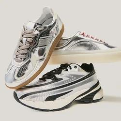 Drei Paar Turnschuhe gestapelt: metallisch silbernes Obermaterial, strukturierte Oberflächen, kontrastierende schwarze und weiße Akzente, verschiedene Schnürfarben und -designs.