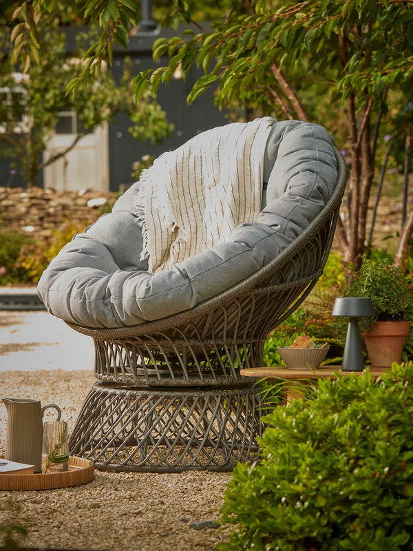 Issuri Swivel Chair