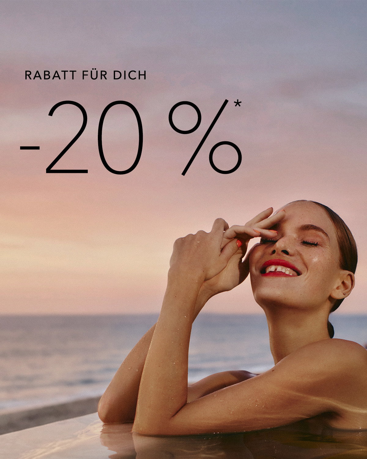 Frau lehnt entspannt am Beckenrand eines Pools vor Meereskulisse bei Sonnenuntergang. Oben links steht der Werbetext „Rabatt für dich –20 %*“.
