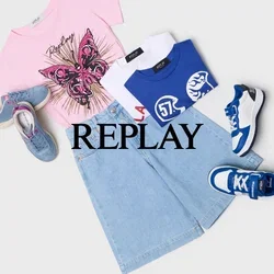 Roze vlinderprint T-shirt, lichtblauwe denimshorts, opgevouwen blauw-wit shirt en twee paar blauw-witte sneakers netjes op een witte ondergrond.
