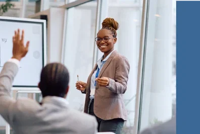 image-employee-in-training-course-with-instructor