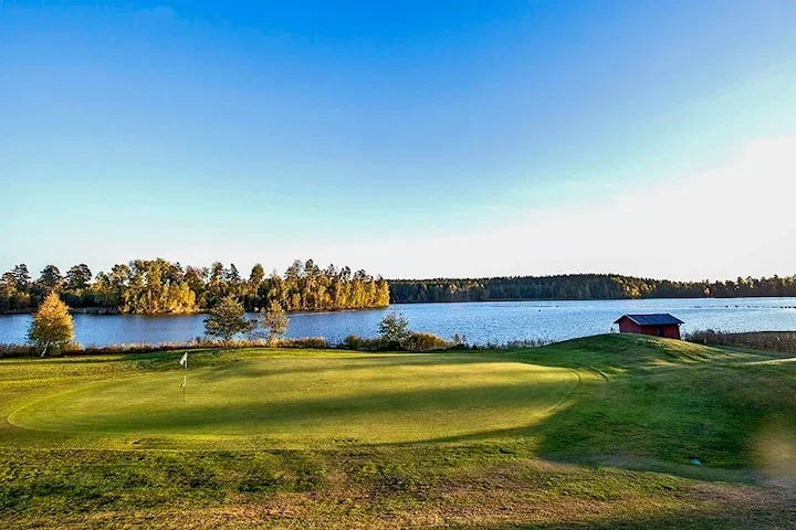 Golfpaket: Boende, 4-rätters, frukost & greenfee för 2 hos Hotel Malmköping