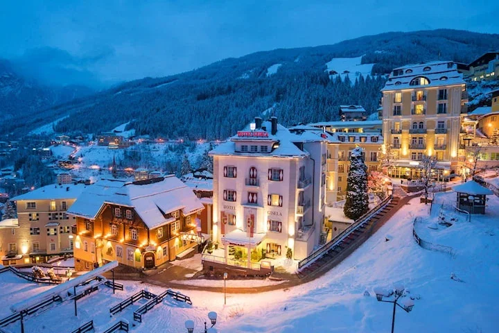 2 nätter i Bad Gastein med julbord, hotell och direktflyg