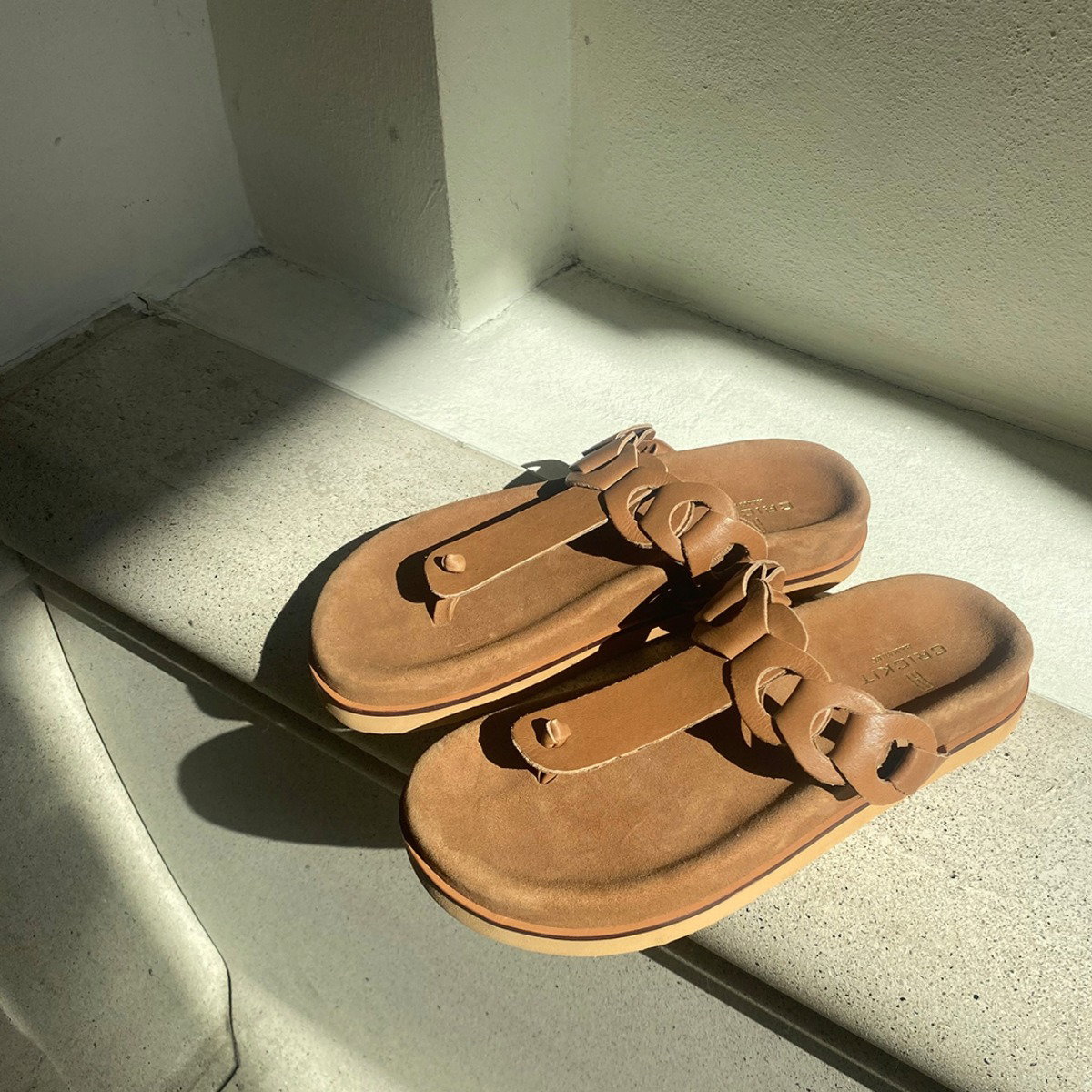 ODINE Camel Extra Leichte Sandale aus Leder mit Wechselfußbett und flexibler Sohle