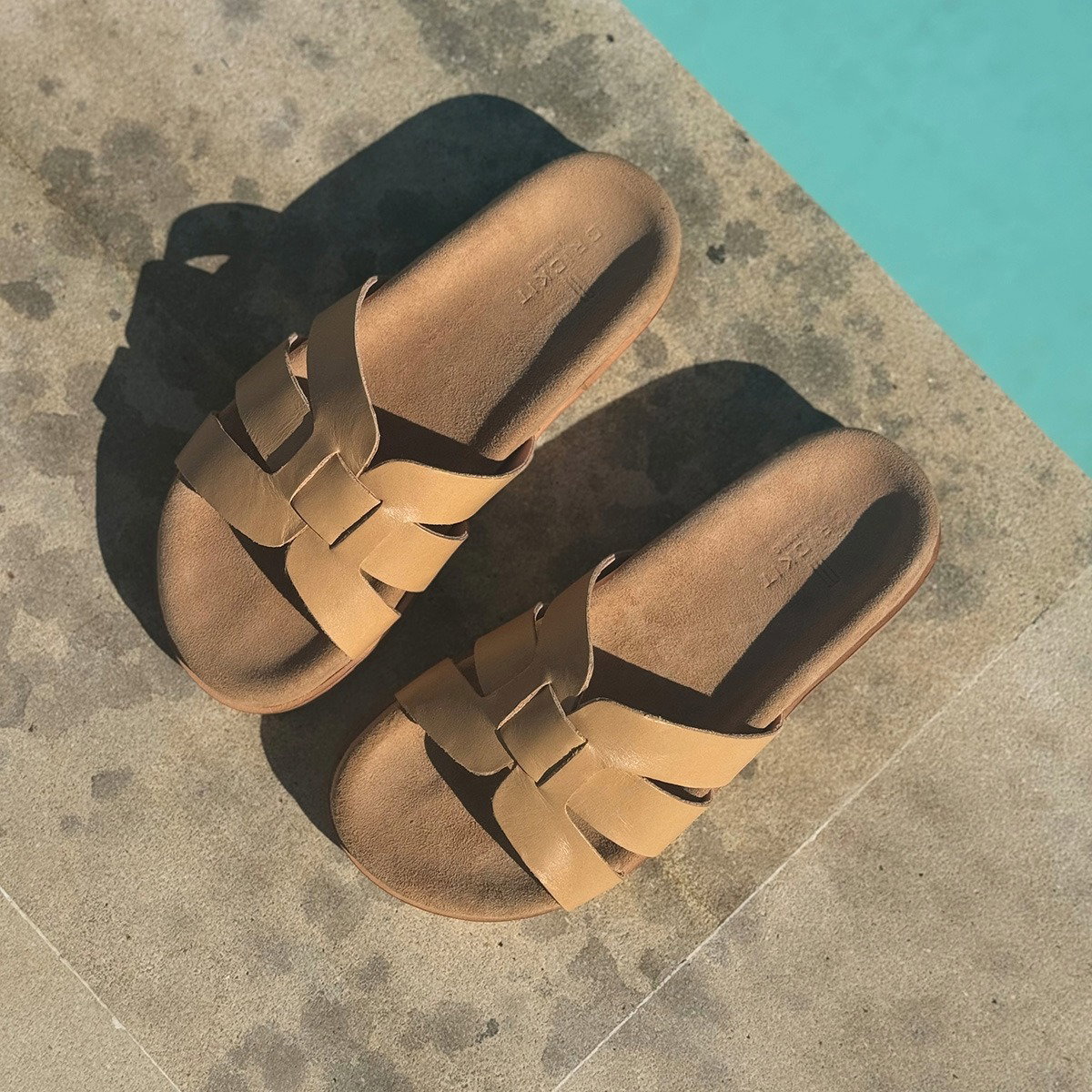 OSTUNI Honig Extra Leichte Sandale aus Leder mit Wechselfußbett und flexibler Sohle