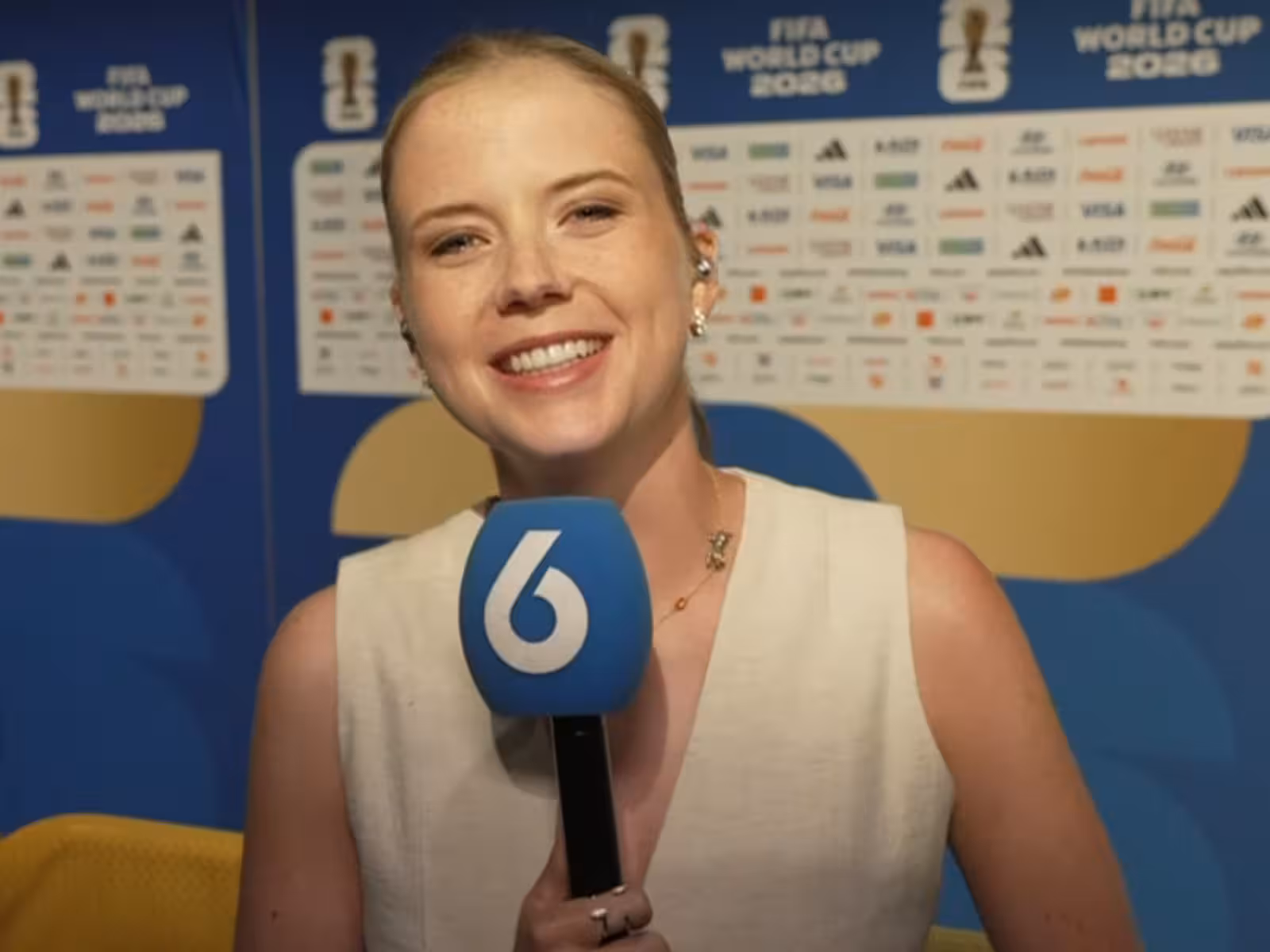 Zó krijgt Noa Vahle in De Oranjezomer de Oranje-spelers voor de camera