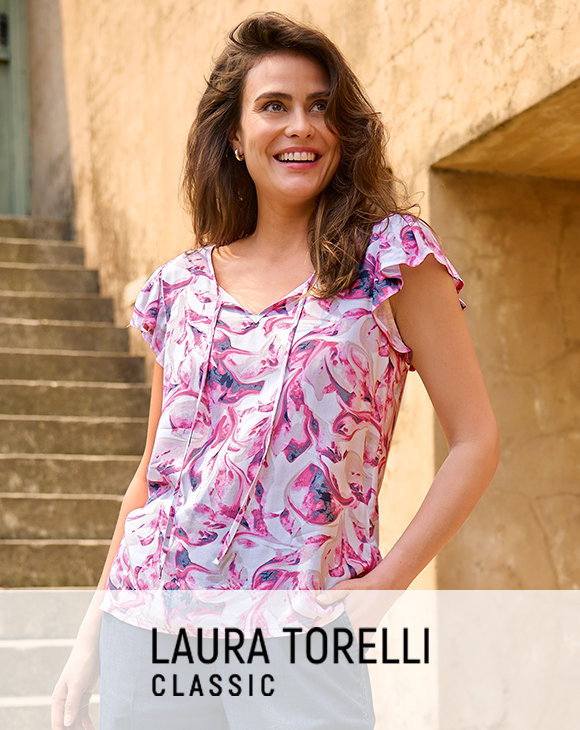Frauenmodel trägt kurzärmlige Bluse, Rosa mit Muster, lockere Passform, Vorderansicht