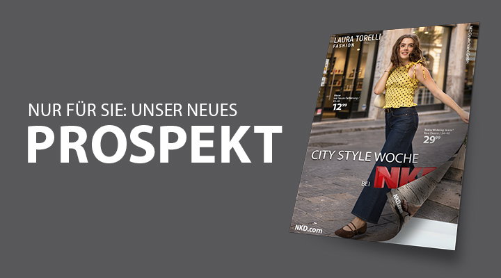 Frauenmodel trägt gelbe gemusterte Bluse, dunkelblaue Schlaghose, Vorderansicht