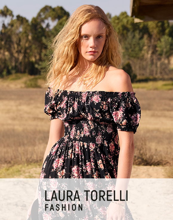 Frauenmodel trägt Kleid, schwarz mit Blumenmuster, schulterfrei, kurzärmelig, Vorderansicht