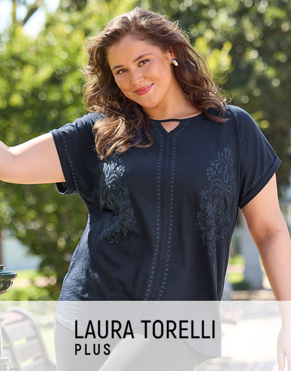 Frauenmodel trägt T-Shirt, dunkelblau, Kurzarm, florales Muster, Vorderansicht