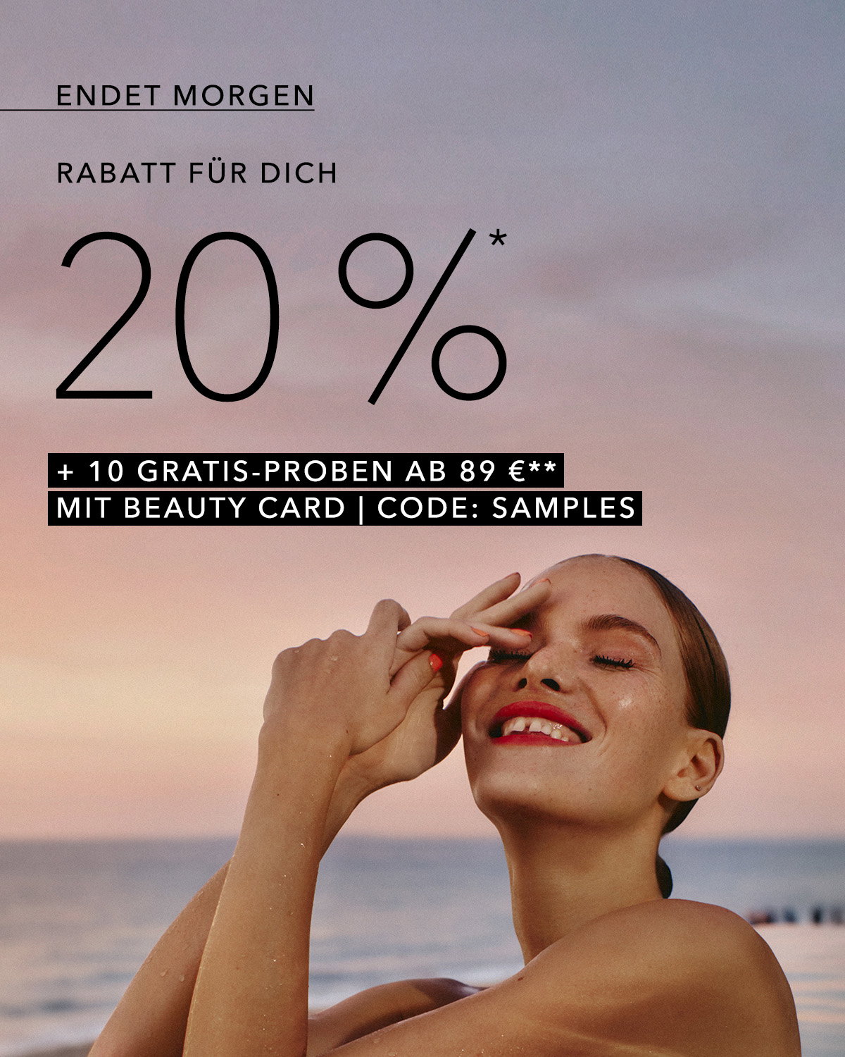 Frau lehnt entspannt am Beckenrand eines Pools vor Meereskulisse bei Sonnenuntergang. Oben links steht der Werbetext „Rabatt für dich –20 %*“.