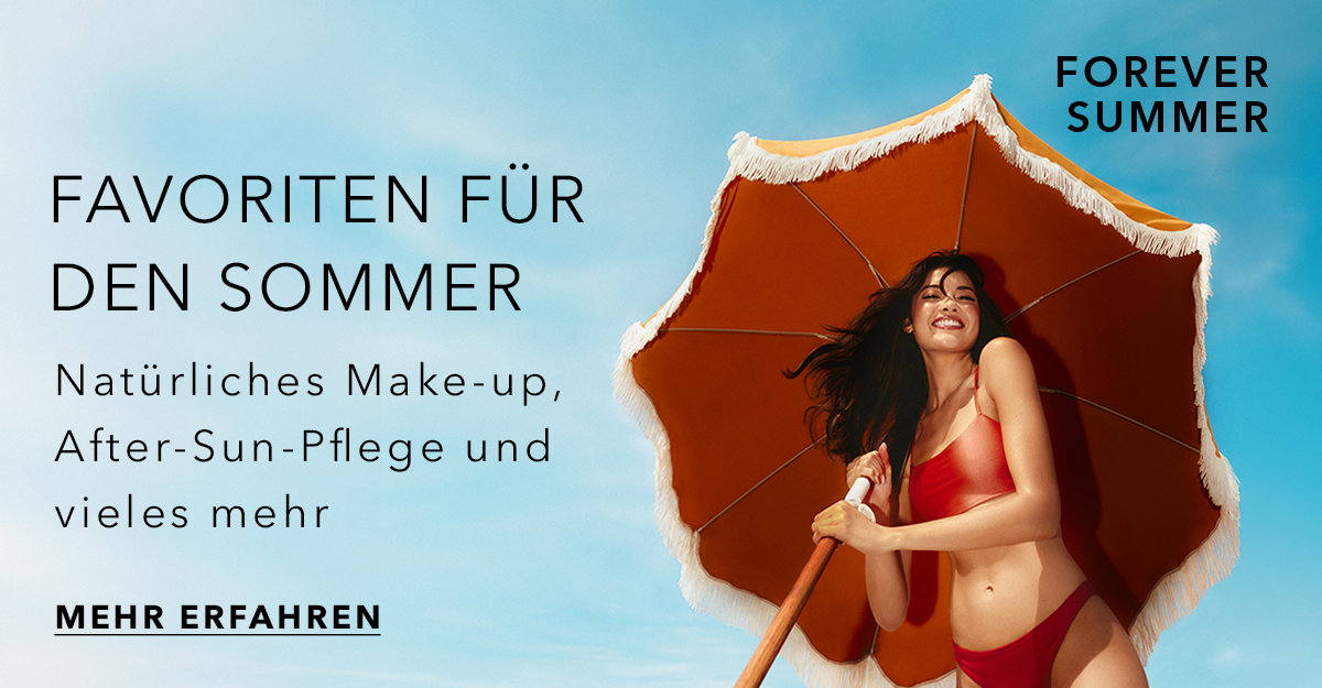 Sommerliche Beauty-Werbung mit einer Frau im roten Bikini unter einem großen Sonnenschirm vor blauem Himmel. Daneben steht der Text „Favoriten für den Sommer“ sowie Hinweise auf natürliches Make-up und After-Sun-Pflege.