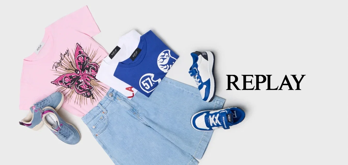 Roze vlinderprint T-shirt, lichtblauwe denimshorts, opgevouwen blauw-wit shirt en twee paar blauw-witte sneakers netjes op een witte ondergrond.