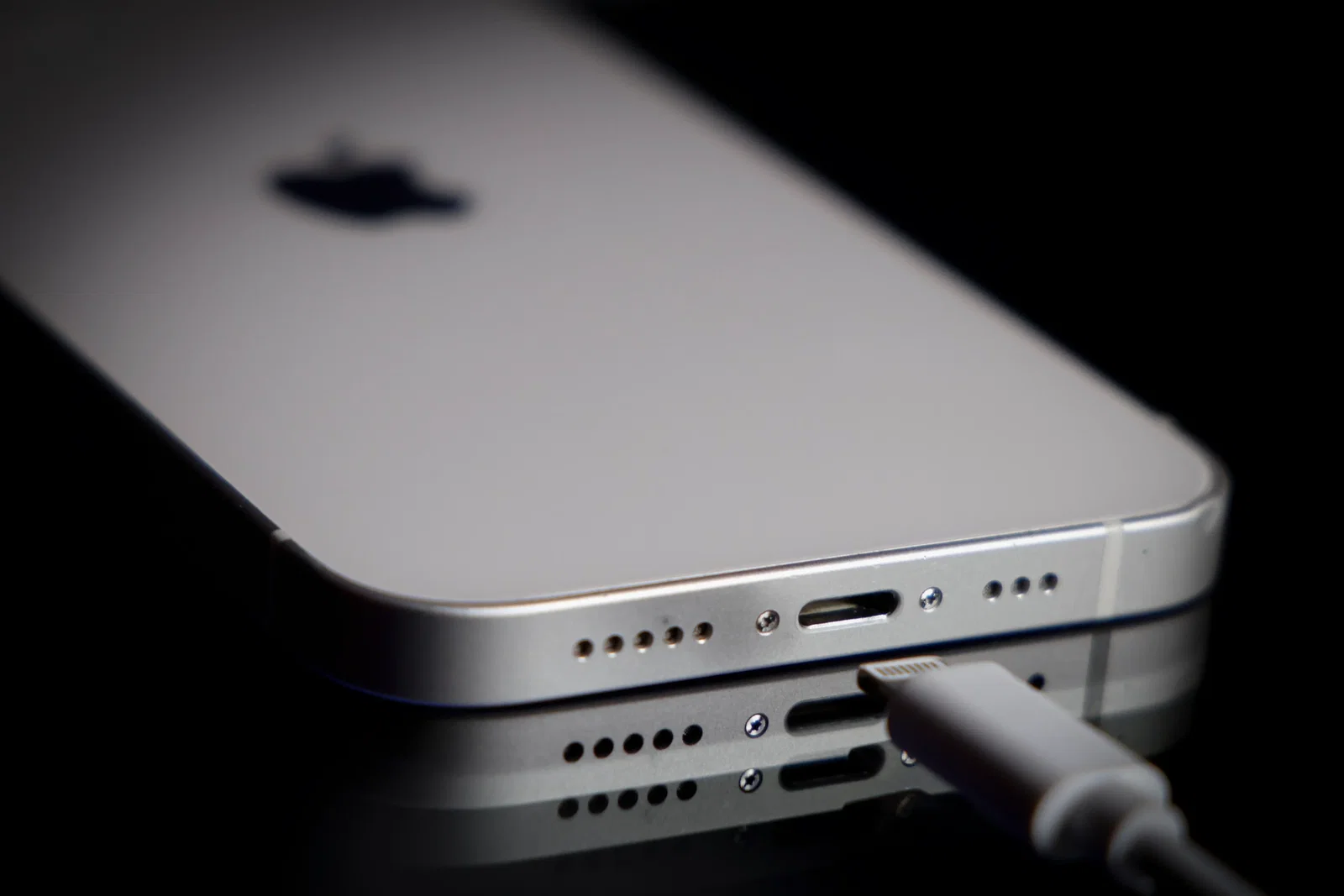 A new unpatchable flaw in Apple chips opens the door to an iPhone jailbreak 
