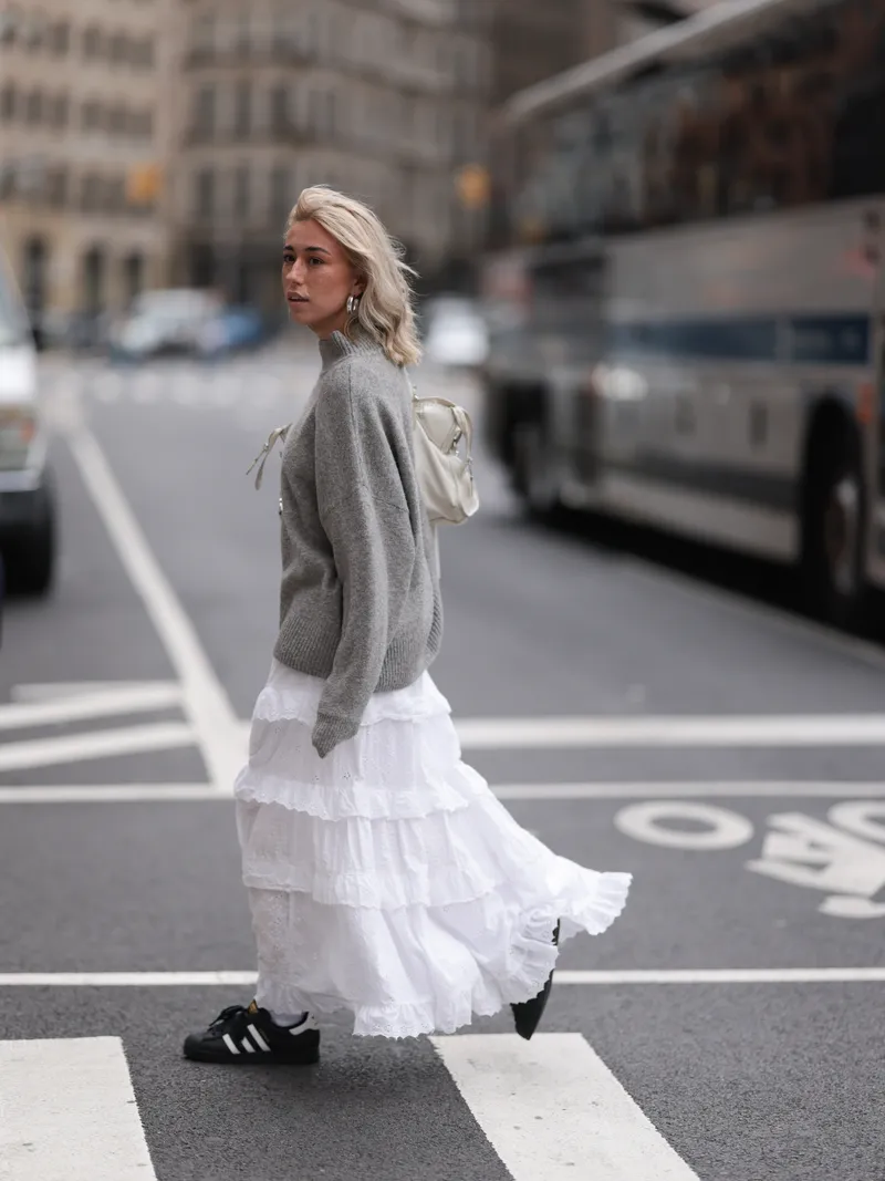 Black Sneakers: How to Style the Trend with Jeans, Pants and Skirts in Summer 2026