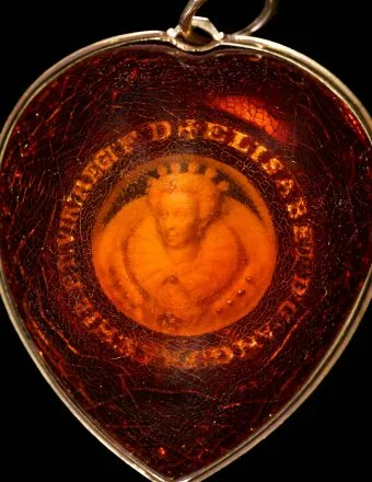 Rediscovered Amber Portrait of Elizabeth I Heads to Auction