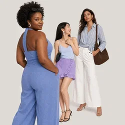 Drie vrouwen poseren in stijlvolle lentekleding: een blauwe jumpsuit, een paarse top en rok, en een gestreept overhemd met witte broek.