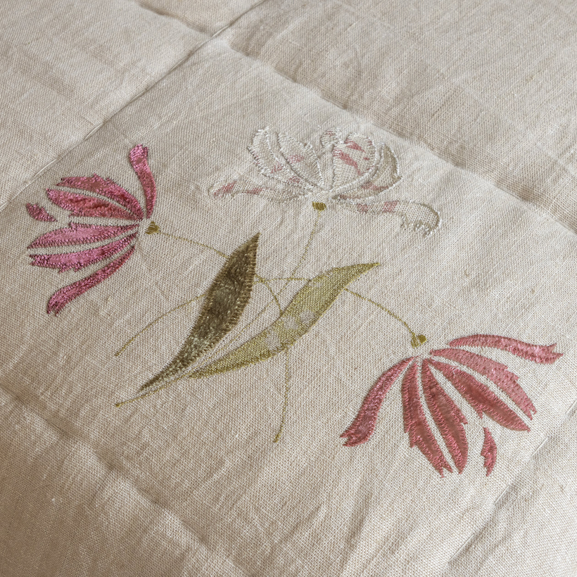 Susie Watson Designs Parrot Tulip Rustic Linen Quilt