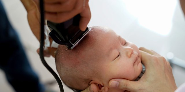 raser la tête de bébé