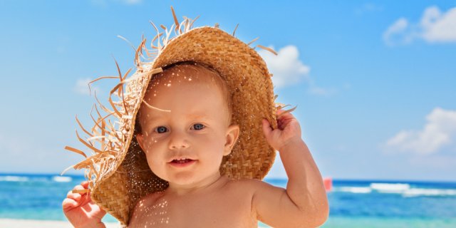 bébé qui porte un chapeau de plage