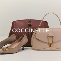 Paar braune Wildlederschuhe mit niedrigem Absatz und goldener Schnalle, braune Ledertasche mit Verschluss und beige Handtasche mit goldener Schnalle auf weißer Oberfläche.