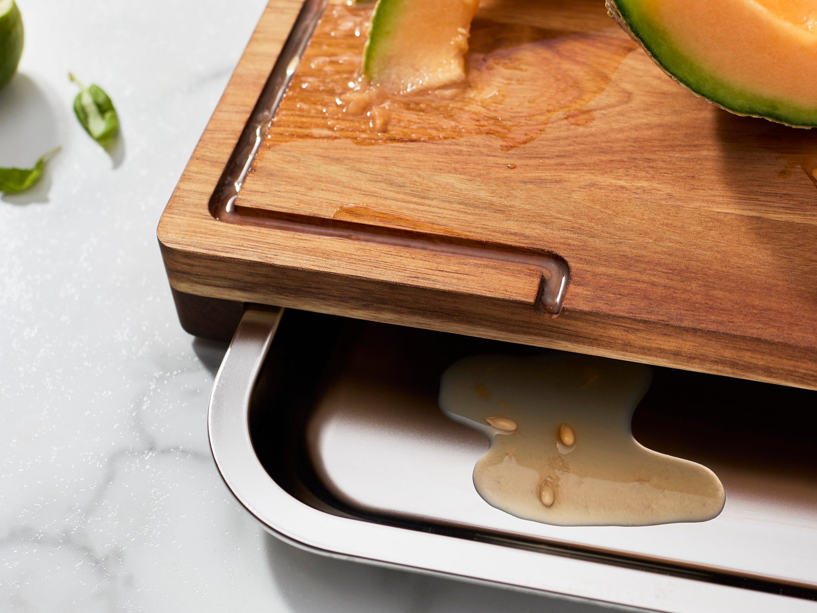 Deep groove for juices
