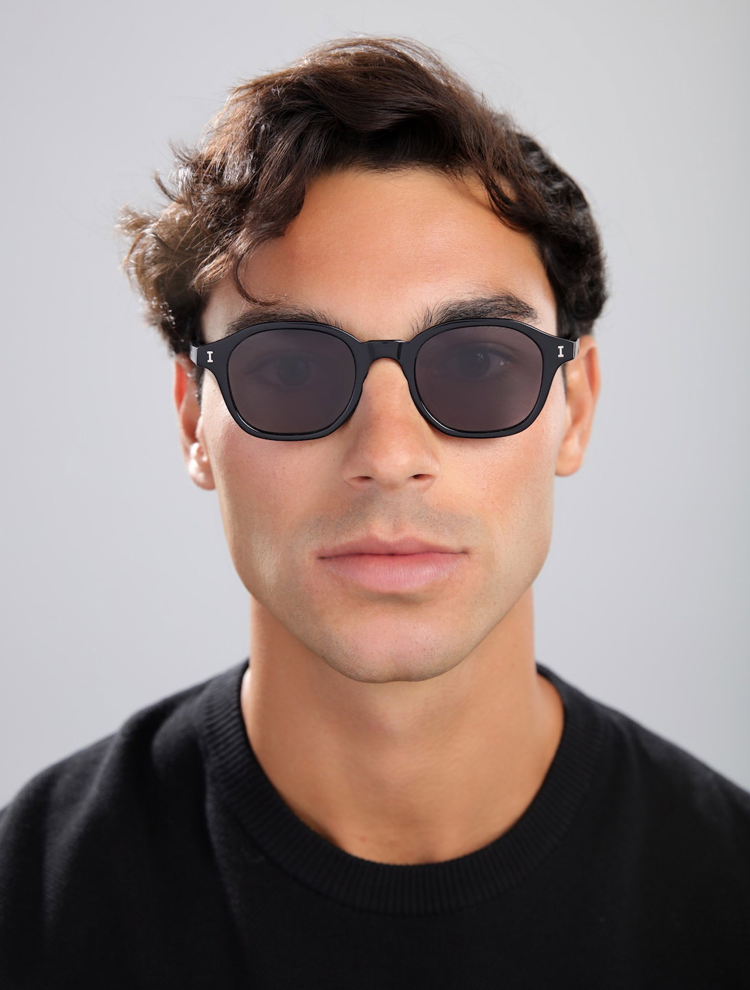 Man wearing the William Sunglasses in a studio