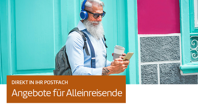 Mann mit blauen Kopfhörern schaut auf sein Handy. Blaue Rechteck-Grafik: Direkt in Ihr Postfach - Angebote für Alleinreisende.