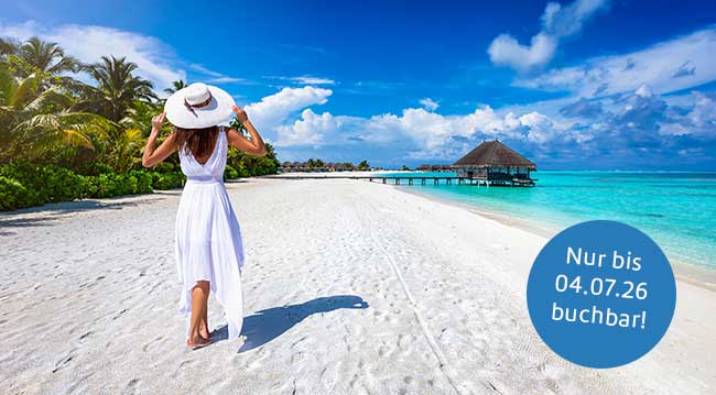 Frau mit Sonnenhut läuft am Strand auf Mauritius.