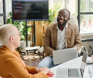 image-colleagues-having-a-conversation