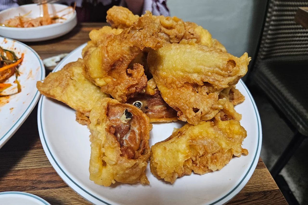 Eongteoli Tongdak (엉터리통닭)