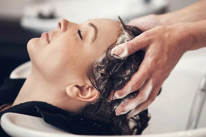 Scalp Detox med klippning hos Monikas Hårstudio vid Globen